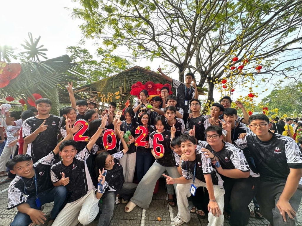 Tập thể lớp 12A1 - Bức ảnh kỷ niệm thời áo trắng